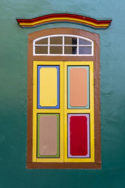 Renkli ahşap soyut pencere, yakın . Küçük Hindistan' da Sömürge tarzı mimari bina , Singapur şehir . Parlak mimarinin arka planı ve dokusu