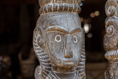 Ubud 'da, Bali adasında, Endonezya' da eski bir ahşap heykel. Bu tanrı figürleri evi kötü ruhlardan korur. Kapat.