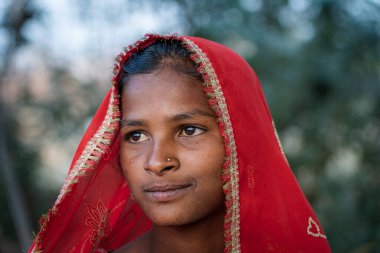 Pushkar, Hindistan - 16 Kasım 2018: Çölde Hintli genç kız Thar zamanında Pushkar Camel Mela kutsal şehir Pushkar, Rajasthan, Hindistan, yakın portre