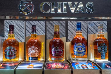 Muscat, Umman - 19 Ocak 2020: Muscat, Umman 'daki gümrüksüz havaalanında rafta duran Chivas Regal viskisi şişeleri