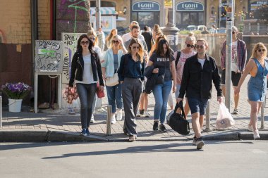Kiev, Ukrayna - 15 Ağustos 2020 Kiev Khreshhatyk 'in ana caddesini geçen yayalar trafik ışıklarının altında, Ukrayna