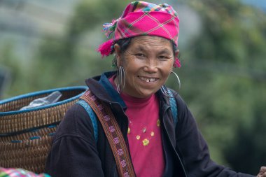 Sapa, Vietnam - Mart 06, 2020: Sapa, Kuzey Vietnam 'daki dağ köyünde Vietnamlı kadın portresi