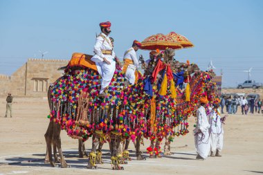 Jaisalmer, Hindistan - 09 Şubat 2017: Geleneksel Rajasthani elbisesi giyen Hintli adam Jaisalmer, Rajasthan 'da Çöl Festivali kapsamında Bay Çöl yarışmasına katıldı. Kapat.