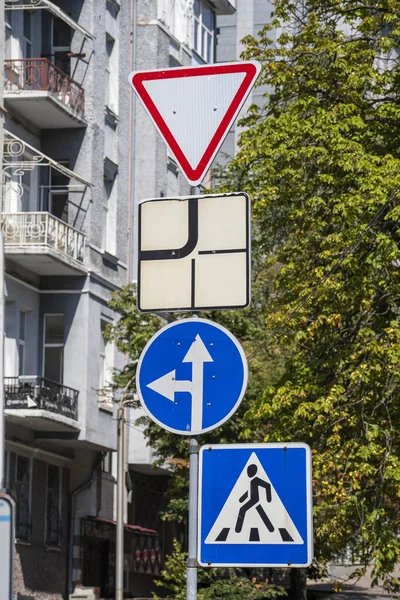 Silniční Značky Ulici Kyjevě Ukrajina Zblízka — Stock fotografie