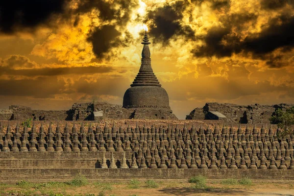 Małe Pagody Świątyni Kothaung Tle Chmury Nieba Mrauk Stan Rakhine — Zdjęcie stockowe