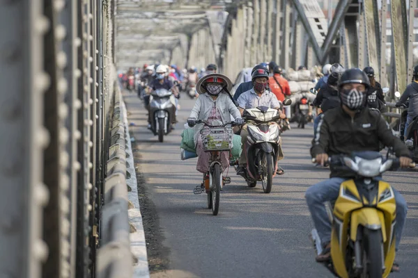 越南顺化 2020年3月12日 越南顺化镇的汽车和人行钢桥 骑自行车和摩托车的人在过桥的路上 — 图库照片