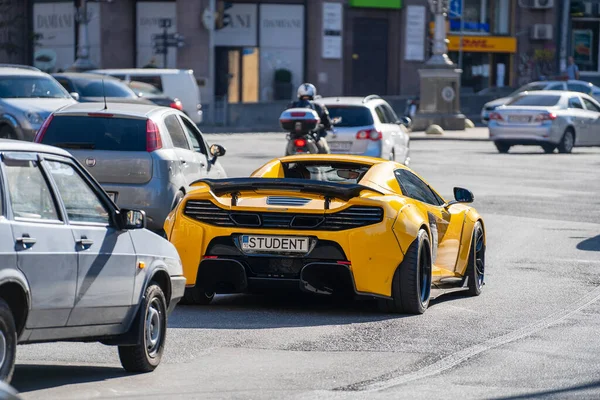 Kiev Oekraïne Augustus 2020 Helder Gele Mclaren Sportwagen Met Kentekenplaat — Stockfoto