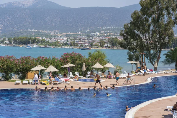 土耳其迪迪姆 2019年9月3日 土耳其迪迪迪姆的度假酒店 人们在海边的游泳池里做有氧运动 游泳和日光浴 度假和娱乐的概念 — 图库照片