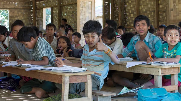 Чаунг Мьянма Января 2016 Года Бирманские Девочки Мальчики Местной Школе — стоковое фото