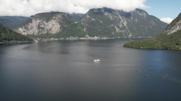 奥地利Hallstatt村旁边的Gosau湖 旅游船和高山阿尔卑斯山的空中景观 旅游与自然概念 — 图库视频影像