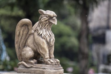 Gargoyle heykeli, kimeralar, ortaçağ kanatlı canavarı şeklinde, Bana Hill 'deki kraliyet şatosundan, Da Nang, Vietnam' daki turizm alanından. Danang yakınlarındaki bir Fransız köyünde eski bir gotik canavar.