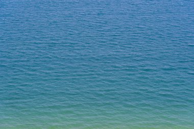Dalgalı mavi deniz suyu yüzeyi, üst manzara. Vietnam. Deniz suyu dokusu ve arkaplanı