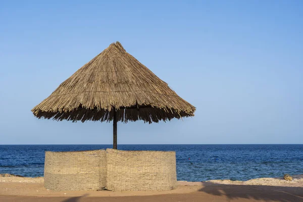 Luxury Sand Beach Beach Chairs Straw Umbrellas Tropical Resort Red — Stock Photo, Image