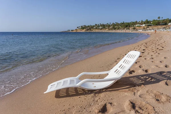 Sdraio Plastica Bianca Vicino All Acqua Mare Una Spiaggia Tropicale — Foto Stock