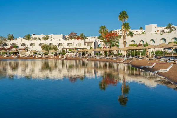 Budovy Lehátka Slunečníky Odrážejí Klidné Mořské Vodě Pláži Letovisku Sharm — Stock fotografie