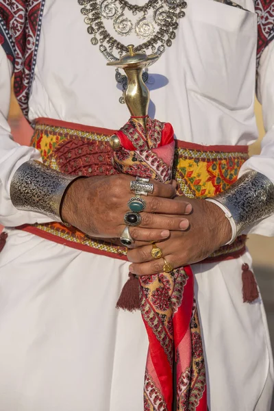 美しい男の手をあしらったリングを保持 インド ラジャスタン ジャイサルメルの砂漠祭でセイバー クローズ アップ — ストック写真