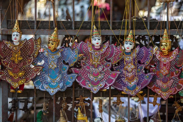 缅甸街头市场上的一个旅游摊位上 有许多色彩艳丽的木偶 在缅甸出售的纪念品 陈列商店里挂着手工制作的玩具娃娃 — 图库照片