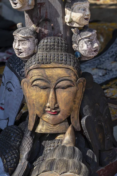 Image Faite Main Visage Bouddha Dans Étal Touristique Sur Marché — Photo