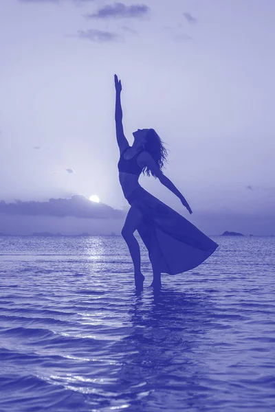 Молодая Красавица Танцует Тропическом Пляже Морской Воде Райском Острове Закате — стоковое фото