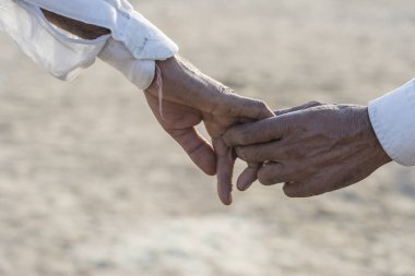 Hindistan'da sokakta el çift, yakın çekim. Hindistan'da her diğer eliyle tutan adam gitmek için normaldir