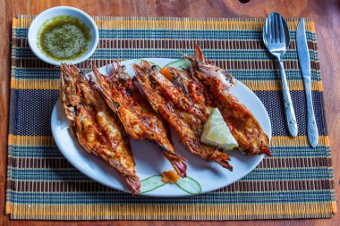 Ngapali, Myanmar, Burma 'da bir balık lokantasında ızgara kaplan karidesleri.