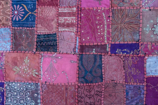 在印度的背景上 精致的彩色拼凑地毯 把各种面料缝在一张帆布上 — 图库照片