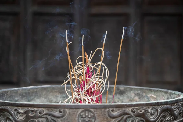 Primo Piano Bastoncini Incenso Che Bruciano Con Fumo Nel Tempio — Foto Stock