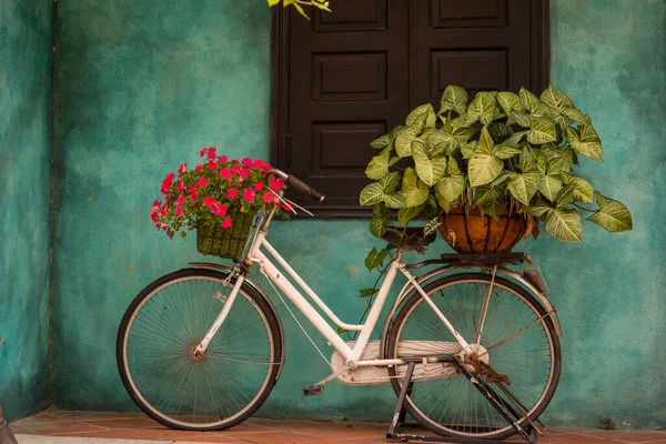 Bicicleta Vintage Blanca Con Cesta Llena Flores Junto Antiguo Edificio — Foto de Stock