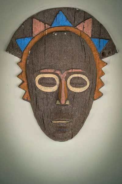 五颜六色的非洲面具 贴在石墙背景上 — 图库照片