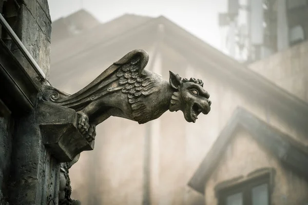 中世の翼を持つ怪物の形で ガーゴイル像 キメラ バナヒル ダナン ベトナムの観光地の王宮から ダナンの近くのフランスの村でゴシック様式の古いヴィンテージガーゴイル — ストック写真
