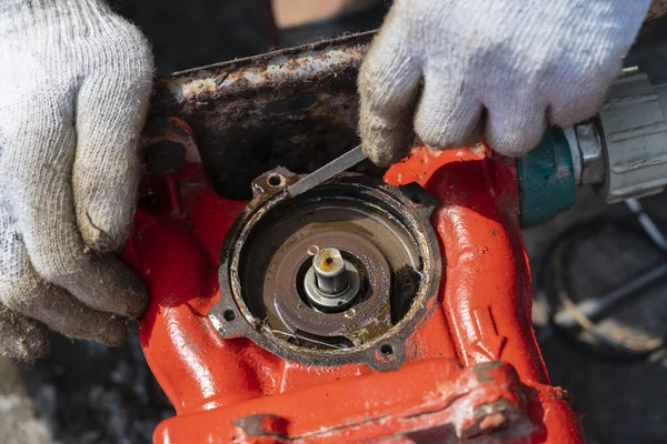 Homem Trabalhador Reparando Motor Com Mãos Close — Fotografia de Stock