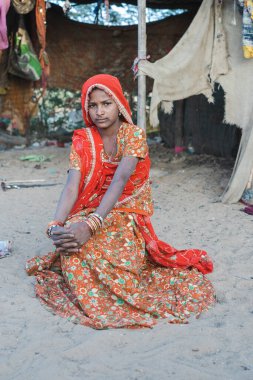 Pushkar, Hindistan - 17 Kasım 2018: Çölde Hintli genç kız Thar zamanında Pushkar Camel Mela kutsal şehir Pushkar, Rajasthan, Hindistan, yakın portre