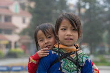 Sapa, Vietnam - Mart 03, 2020: Kuzey Vietnam 'daki Sapa dağ köyünde sokaktaki etnik Hmong çocukları