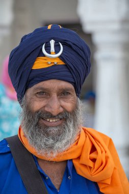 Amritsar, Hindistan - 27 Eylül 2014: Amritsar, Punjab, Hindistan 'daki Altın Tapınağı ziyaret eden Sikh adam. Sih hacılar bu kutsal yerde dua etmek için Hindistan 'ın her yerinden geliyorlar.