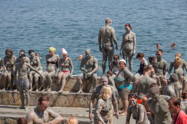 Dalyan, Türkiye - 20 Ağustos 2015: Türkiye 'nin Dalyan kentinde insanlar çamur banyosu yapıyor. Çamur banyosu cilt sağlığı için harikadır.