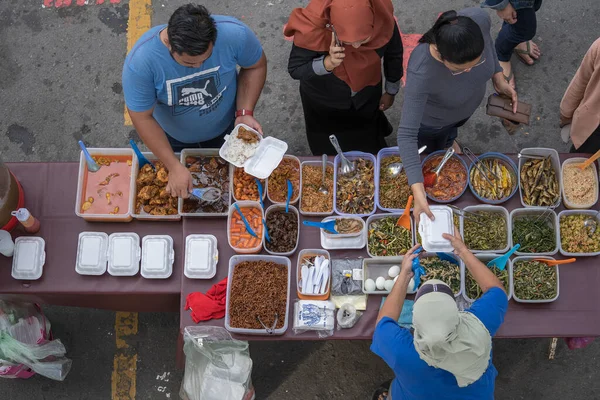 Kota Kinabalu Malasia Febrero 2020 Vendedor Ambulante Prepara Comida Tradicional — Foto de Stock