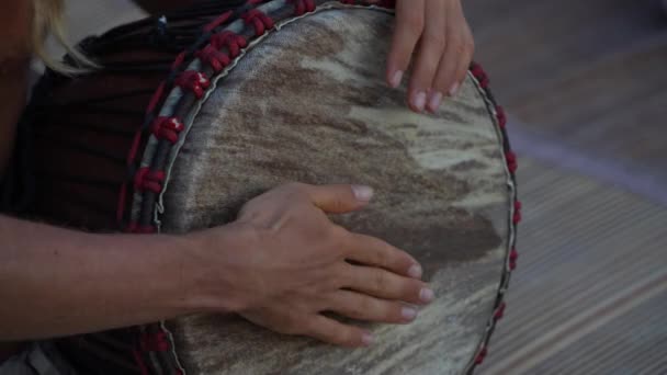 Männliche Hände Die Bongo Trommeln Spielen Aus Nächster Nähe Mit — Stockvideo