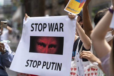 Bangkok, Tayland - 25 Şubat 2022: Bangkok, Tayland 'da Rusya' nın Bangkok, Tayland 'daki büyükelçiliği önünde Ukrayna' ya müdahaleyi protesto eden göstericiler