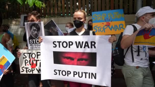 バンコク 2022年2月25日 デモ参加者は バナーとウクライナの旗を掲げ タイのバンコクにあるロシア大使館前でロシアのウクライナ介入に抗議した  — 無料ストック動画