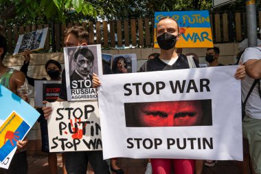 Bangkok, Tayland - 25 Şubat 2022: Bangkok, Tayland 'da Rusya' nın Bangkok, Tayland 'daki büyükelçiliği önünde Ukrayna' ya müdahaleyi protesto eden göstericiler