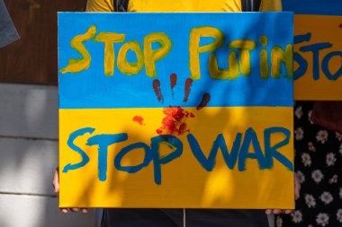 Pankart ve Ukrayna bayrakları taşıyan göstericiler, Rusya 'nın Bangkok, Tayland' daki büyükelçiliği önündeki Ukrayna müdahalesini protesto ettiler.