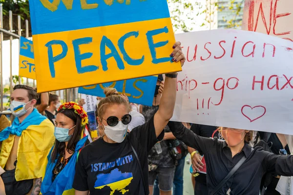 Bangkok Tailandia Febrero 2022 Manifestantes Con Pancartas Banderas Ucranianas Protestaron — Foto de Stock