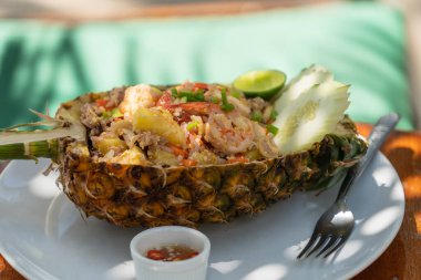 Ananaslı, sebzeli ve karidesli esmer pirinç, yakın plan.