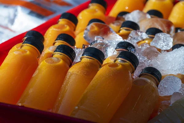Bir süpermarkette raflarda satılık bir sürü portakal suyu var.