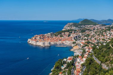 Hırvatistan 'ın eski Dubrovnik kasabası, mavi deniz ve dağlarının hava manzarası. Adriyatik Denizi 'nin Dalmaçya kıyıları, Avrupa. Seyahat ve doğa kavramı