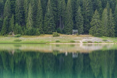 Kara Göl veya Crno Jezero sabah, kuzey Karadağ 'da. Avrupa 'nın Zabljak kenti yakınlarındaki Durmitor milli parkında 1416 metre yükseklikteki Durmitor Dağı' nda bir buzul gölüdür.