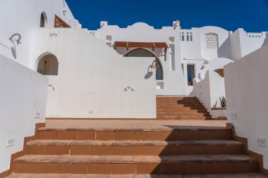 Merdiven detayları ve Mısır 'ın Sharm El Sheikh caddesinde beyaz bir evin duvarı, mimari konsept.