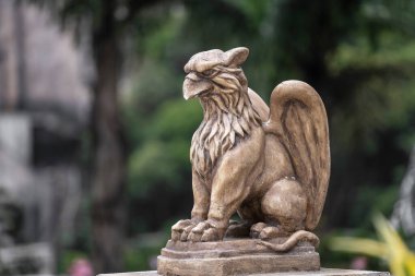 Gargoyle heykeli, kimeralar, ortaçağ kanatlı canavarı şeklinde, Bana Hill 'deki kraliyet şatosundan, Da Nang, Vietnam' daki turizm alanından. Danang yakınlarındaki bir Fransız köyünde eski bir gotik canavar.