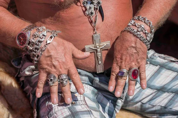 Grote Zilveren Ringen Met Sieraden Stenen Schedel Afbeelding Een Man — Stockfoto