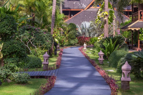 ミャンマーの熱帯ビーチの木があるリゾートの庭の道 — ストック写真